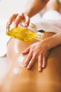 Ayurvedische Körpermassage mit Kräuterstempel