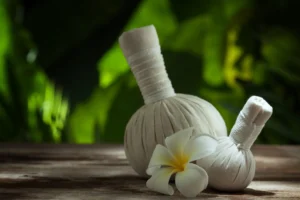 Ayurvedische Massage mit Kräuterstempel